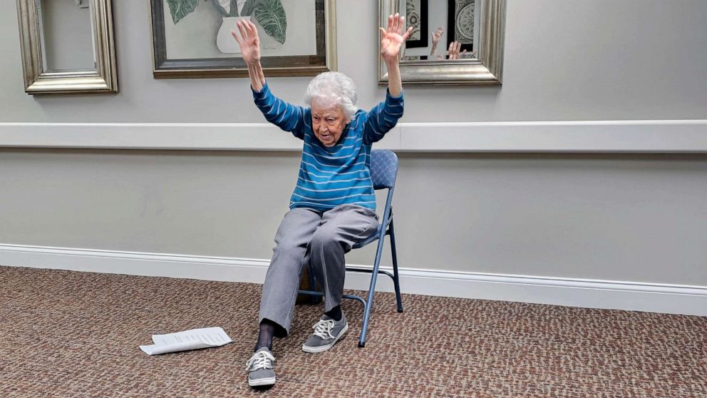 每周4次教健身操  102岁仍不言休
