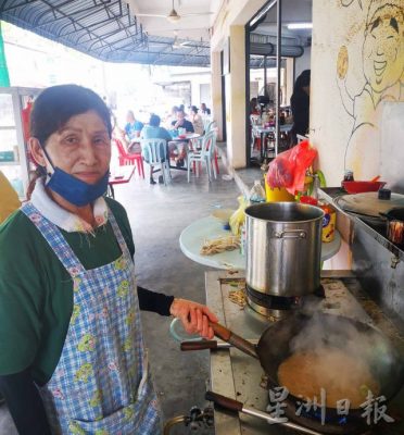 曼绒断水︱大部分食肆休业  部分借水及买水做生意