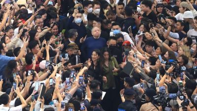 视频|杨紫琼亲切与粉丝自拍签名 200公尺红毯走35分钟