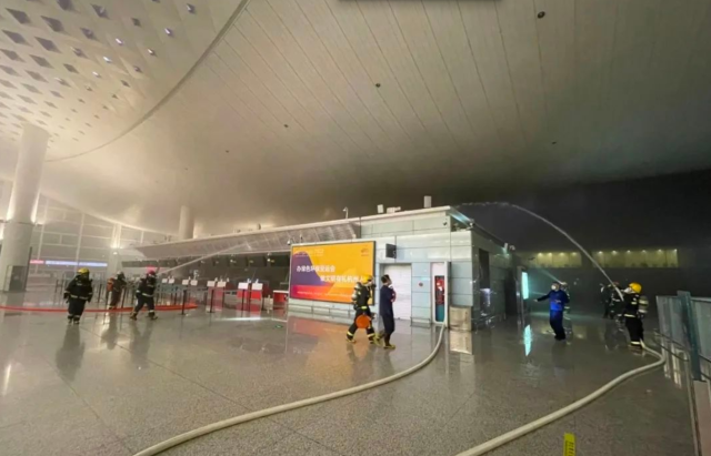 杭州萧山国际机场大厅深夜冒浓烟