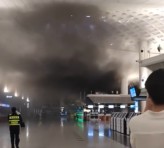 杭州萧山国际机场大厅深夜冒浓烟