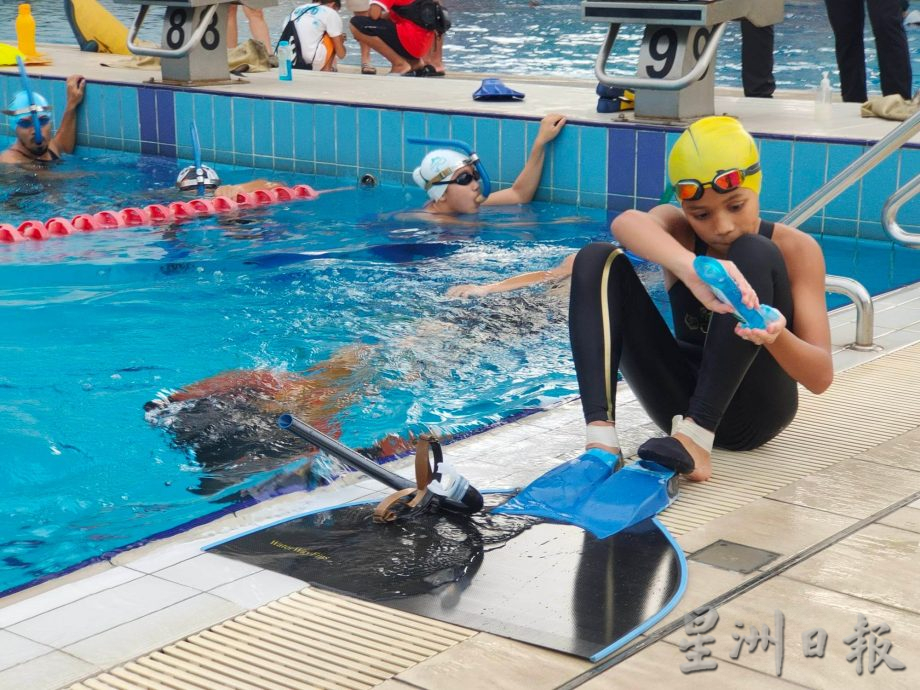 槟蹼泳协会推广新兴项目 免费教游蹼泳