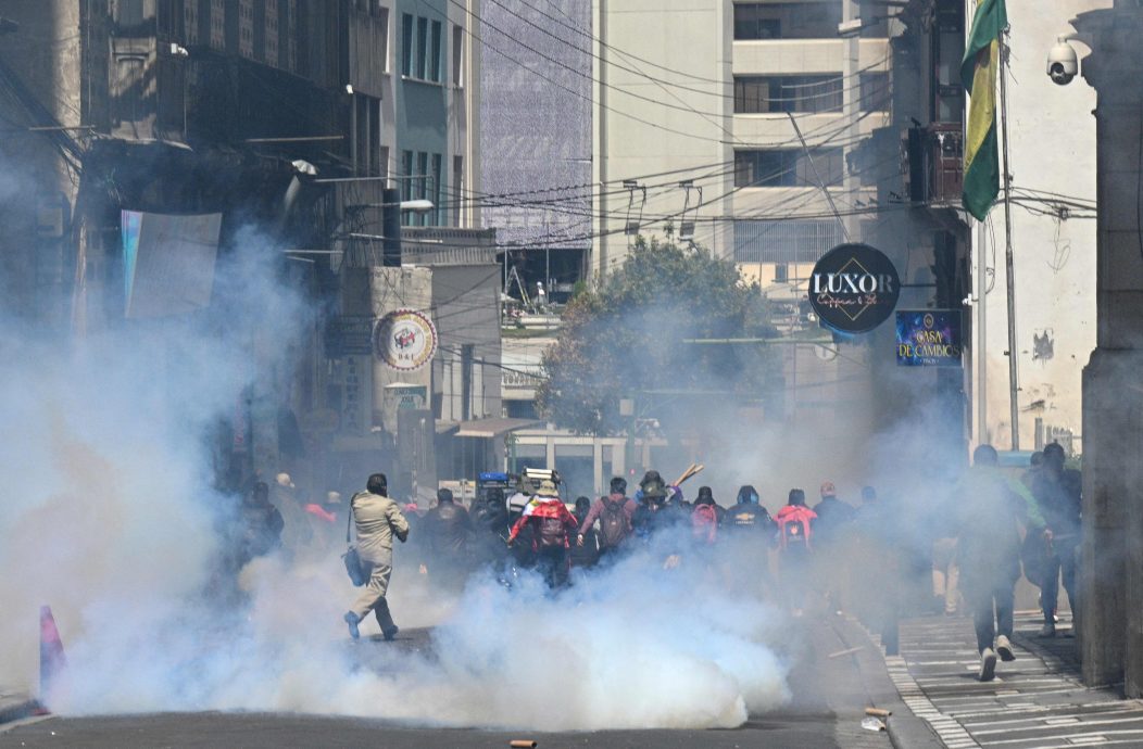 玻利维亚教育政策惹议 教师媒体上街酿警民冲突