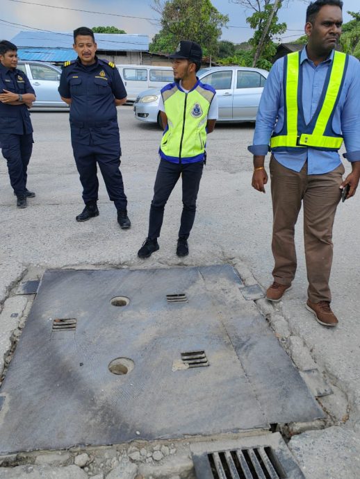 班达马兰万津路积水现路坑 原来是地下爆水管