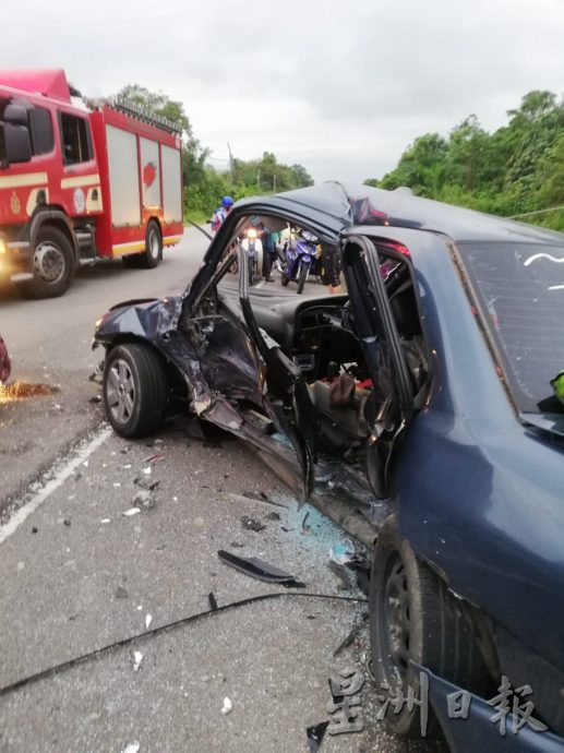 甘文丁峇都古劳路 4车连环撞1司机受伤