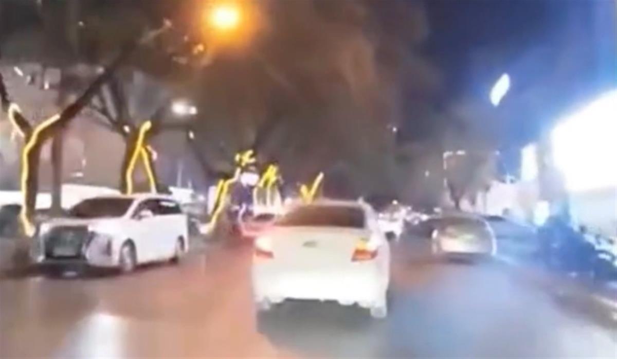 疑报复社会 河北邯郸有人驾车撞路人爆手雷被捕