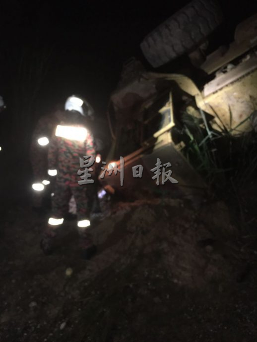 疑采石场泥松致挖掘机翻覆  两孟籍工人当场被压死