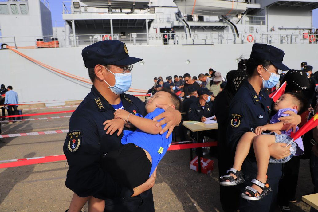 看世界)“习主席派军舰接大家回家”逾1300名中国公民已撤离苏丹