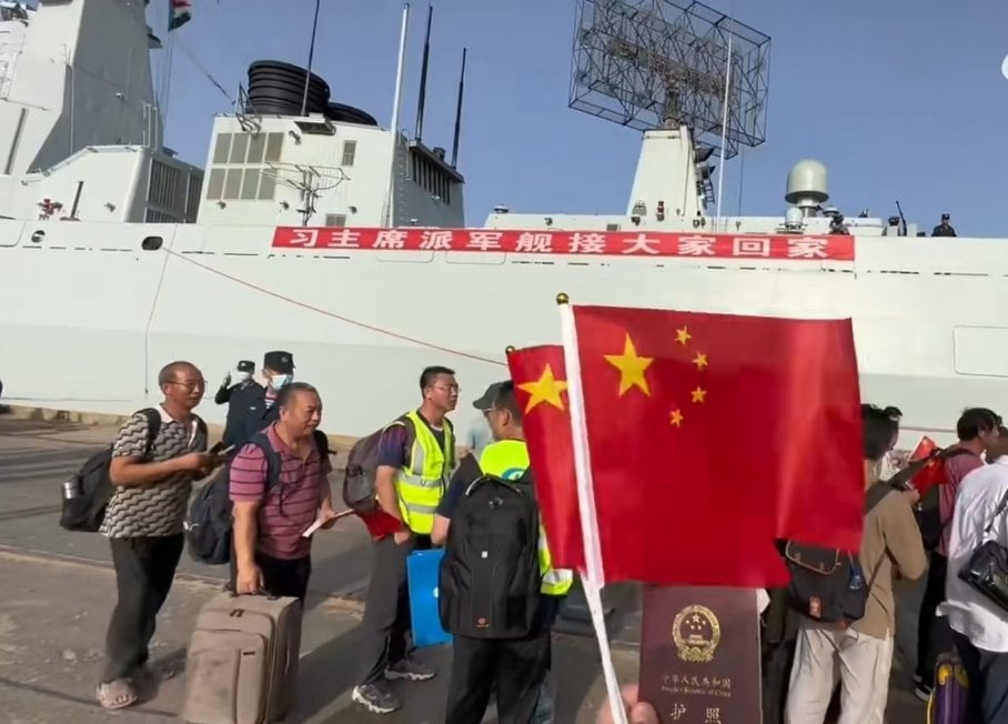 看世界)“习主席派军舰接大家回家”逾1300名中国公民已撤离苏丹
