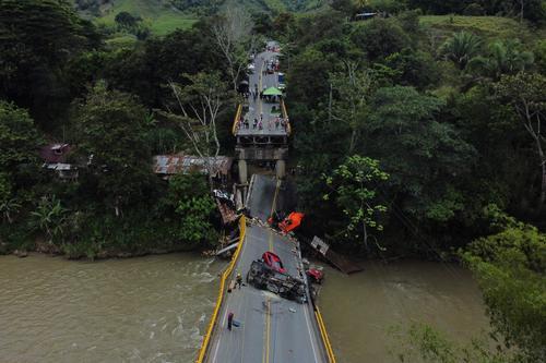 看世界两图)哥伦比亚桥断多车坠落「3个月前才检修」 当局下令彻查