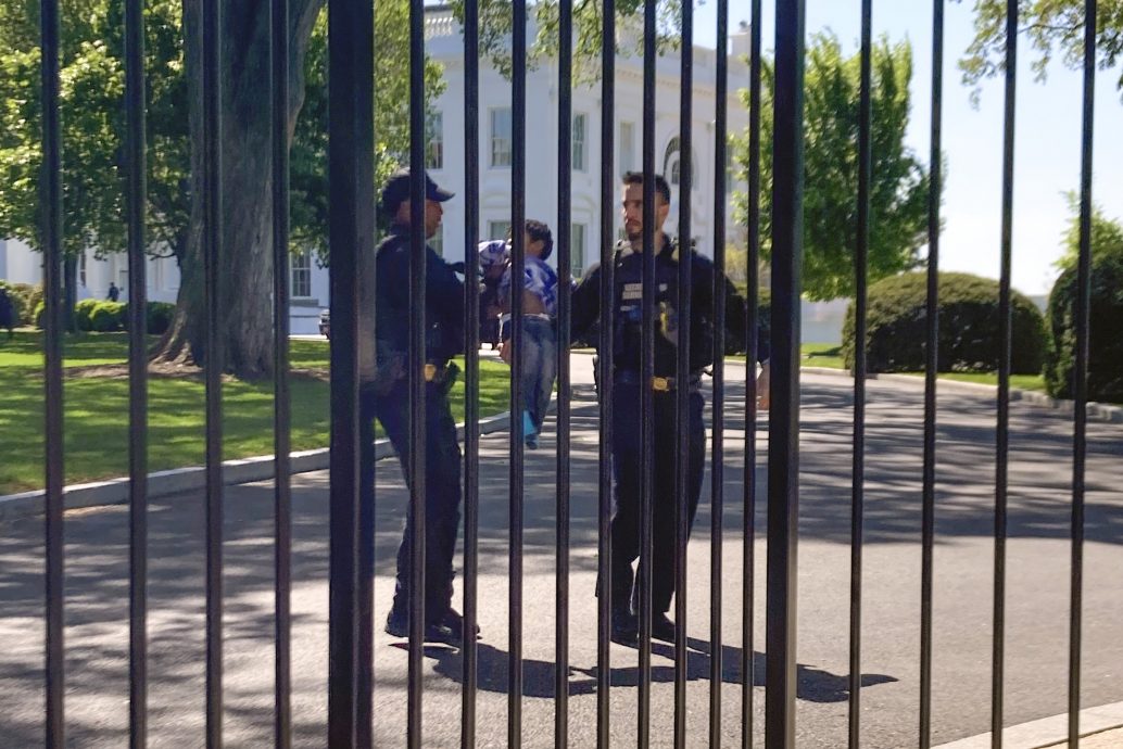 看世界)最幼「不速之客」！2岁男童穿过白宫围栏 遭紧急拦下