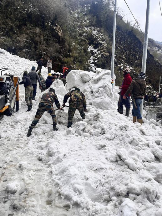 看世界）印度锡金邦发生雪崩 6游客死30人伤