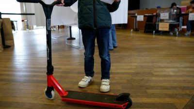 电动滑板车乱象多      巴黎90%市民公投同意禁用