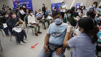 疫情再起　泰民众施打冠病疫苗加强针　