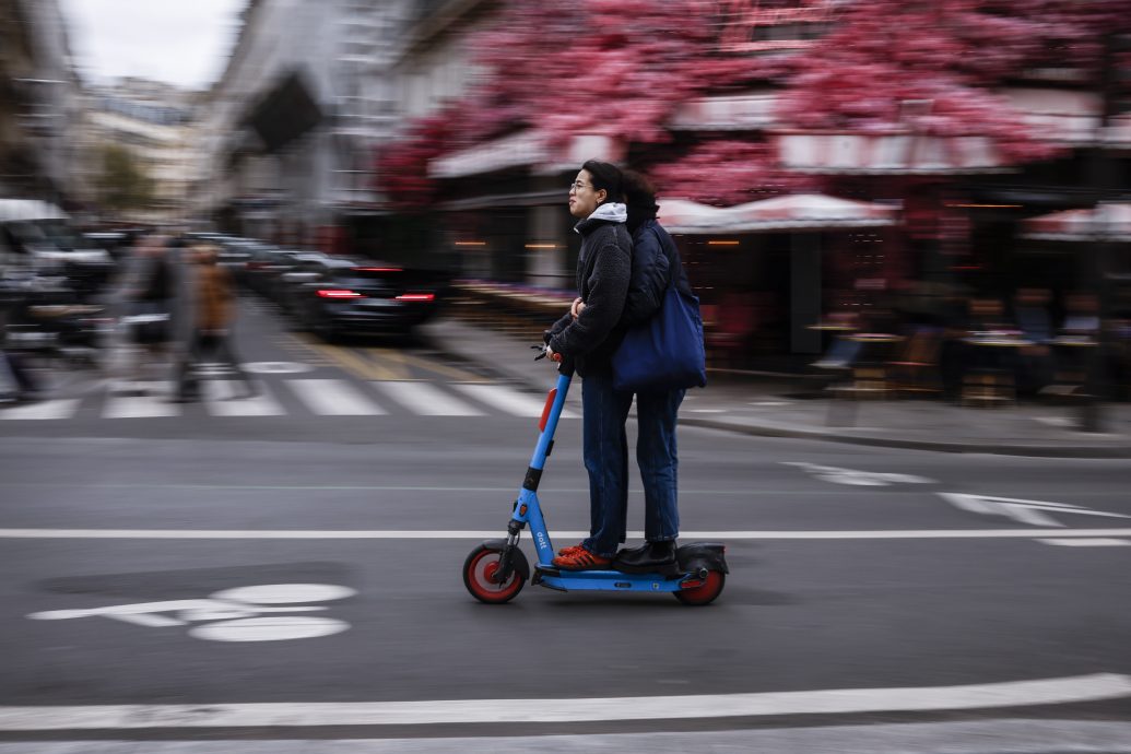 看世界／禁止共享电动滑板车 法国巴黎今举行投票