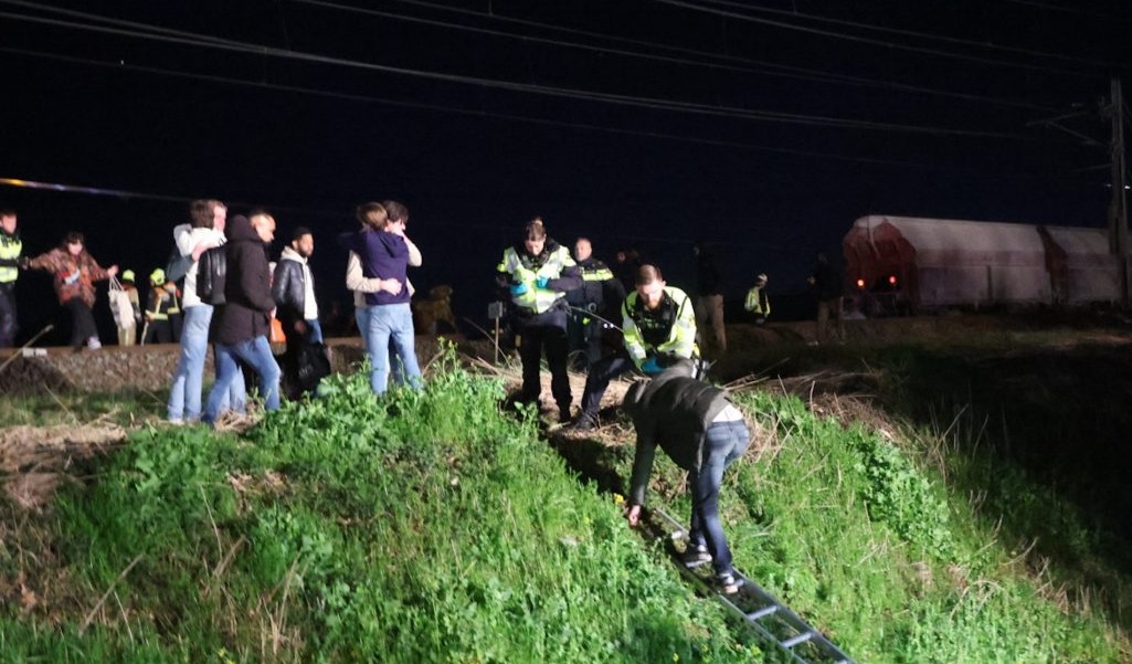 看世界／荷兰南部发生火车相撞脱轨事故，多人“伤势严重”