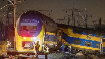 荷兰南部火车相撞脱轨  多人伤势严重