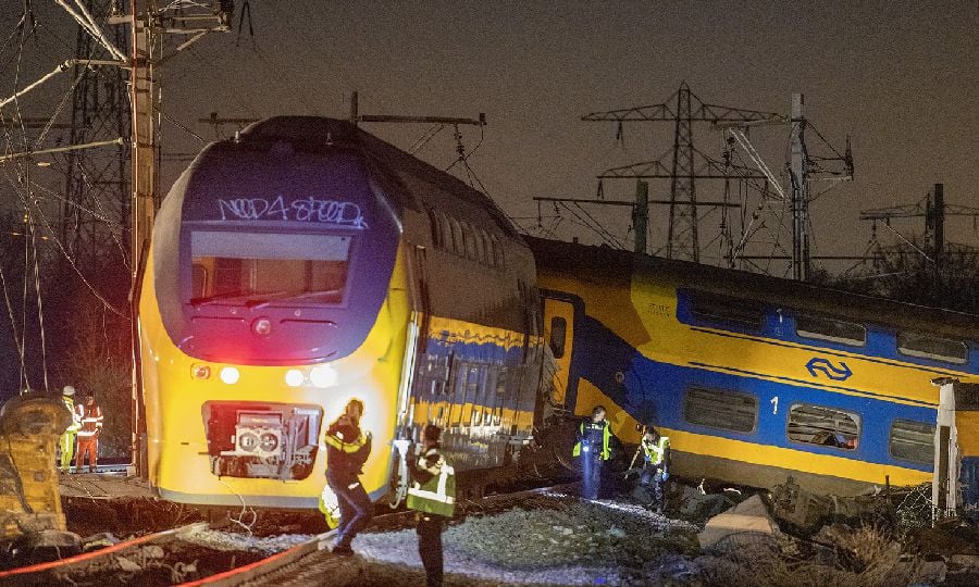 看世界／荷兰南部发生火车相撞脱轨事故，多人“伤势严重”