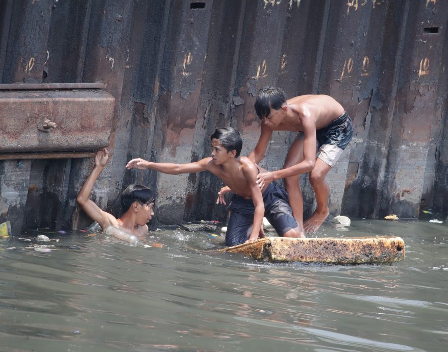看世界／菲律宾“圣周”长假疯戏水 本月已72人溺毙