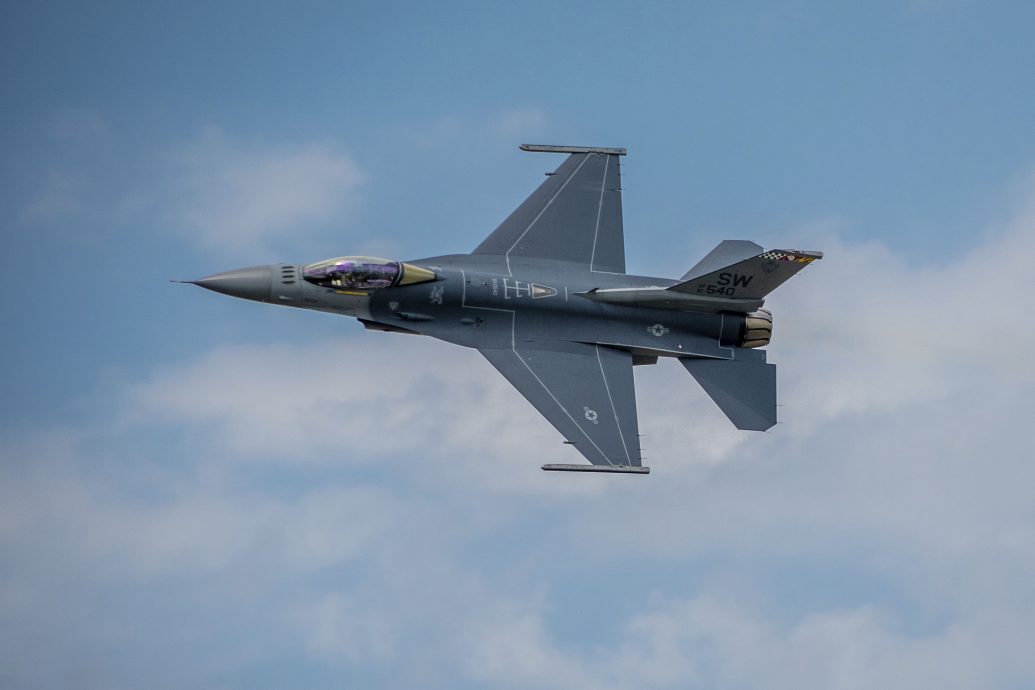 美军两架F16战机“紧急降落”冲绳下地岛机场！