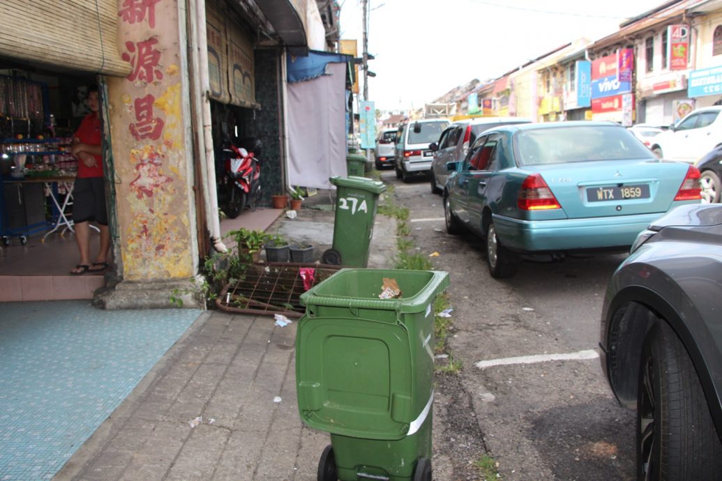 翻垃圾桶觅食偷蛋糕 劳勿大街猴患扰民