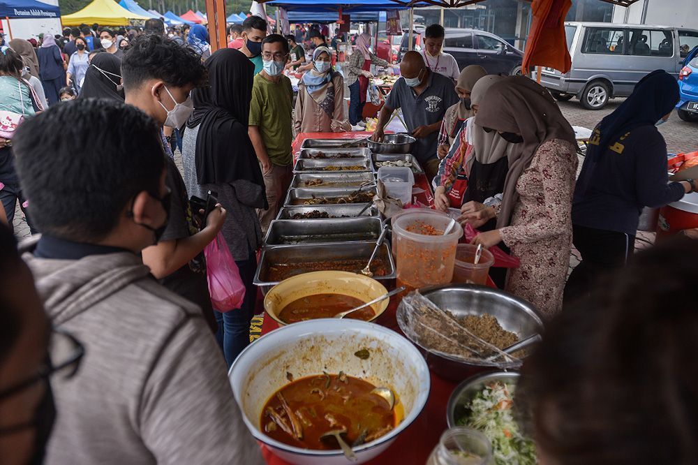  老伯排长龙买RM3食物  小贩不爽：不卖，至少RM5！