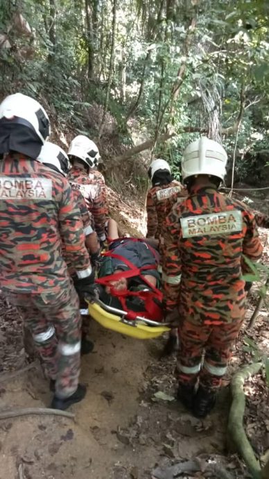 胖男登山跌断脚骨  劳动8消拯员抬下