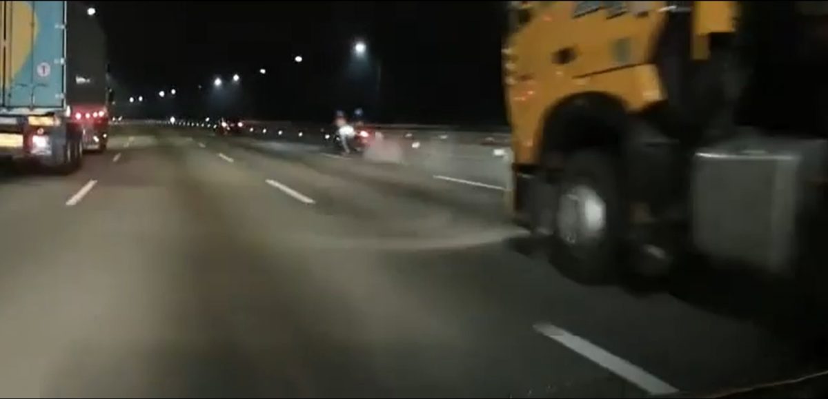 视频 | 太惊险！大道飙摩托相撞 差点被货柜车碾死