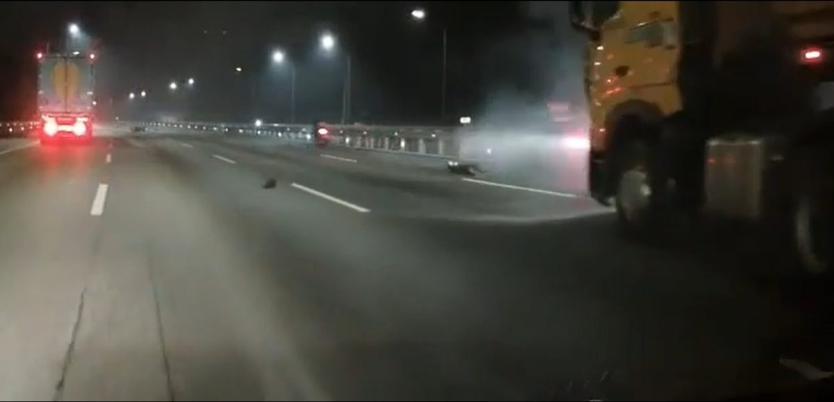 视频 | 太惊险！大道飙摩托相撞 差点被货柜车碾死