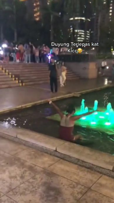 视频 | 女子穿短裙在KLCC喷水池游泳·民众围观狂喊OUT！