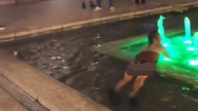 视频 | 女子穿短裙在KLCC喷水池游泳 民众围观狂喊OUT！