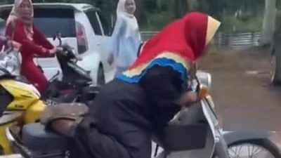 视频 | 没戴头盔危险飙摩托庆佳节？网民大骂女子“不要命”