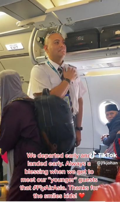 视频 | 飞机师亲送别乘客·为小孩派青包送开斋节祝福