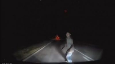 视频 | 男子深夜持刀路中跑步 网惊吓：“塞车因为他！”