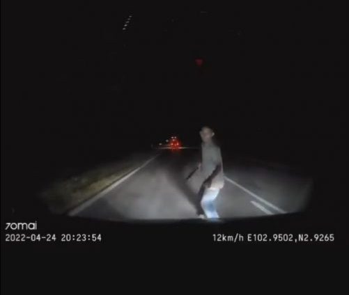 视频|男子深夜持刀路中跑步 网惊吓：“塞车因为他！”