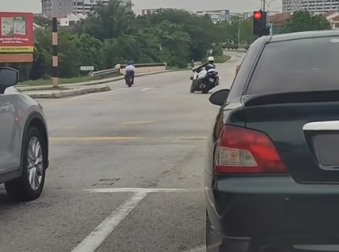 视频|闯红灯遭后尾警察拦截  骑士：看到红灯但没看到你在