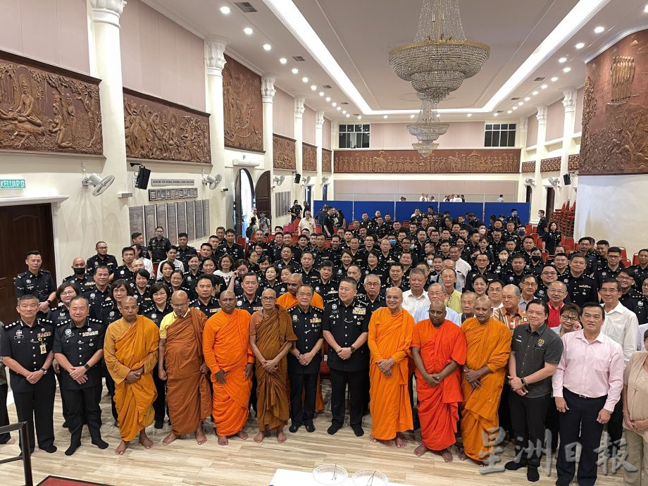 警察日年度活动 逾百华裔警官锡兰佛寺祈福