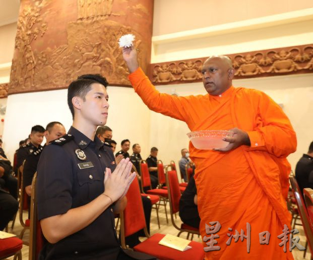 警察日年度活动 逾百华裔警官锡兰佛寺祈福