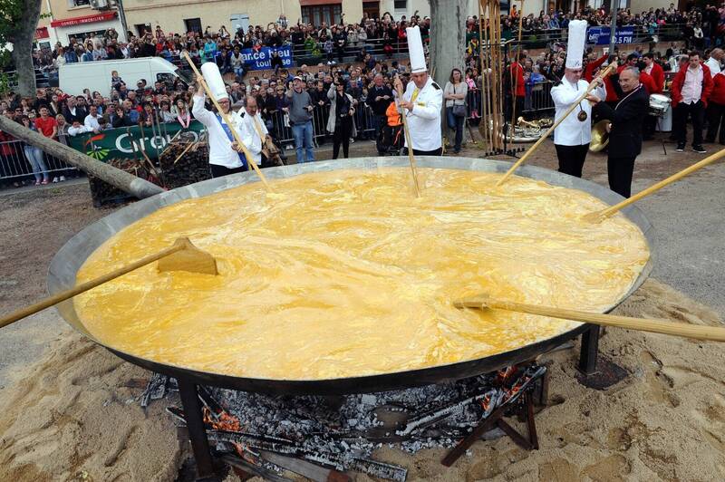 超奢华复活节传统！ 法国用1.5万颗鸡蛋制作巨无霸欧姆蛋欢庆