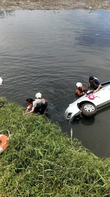 车坠防洪池，一家三口获救