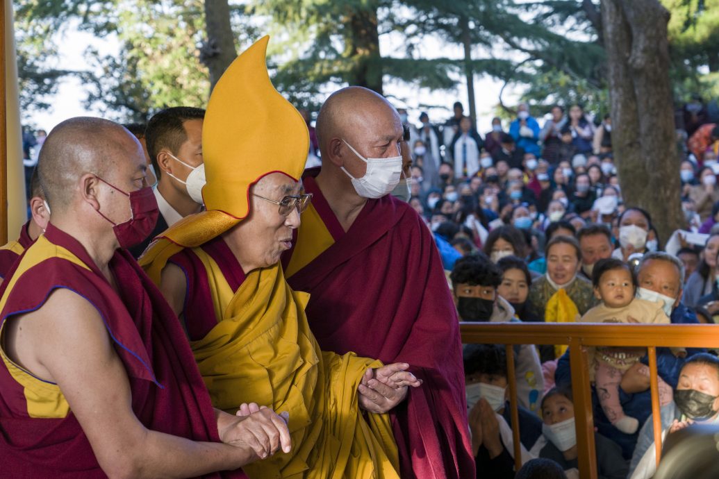 達賴喇嘛“吸舌頭”爭議 藏人領袖：親中勢力操弄