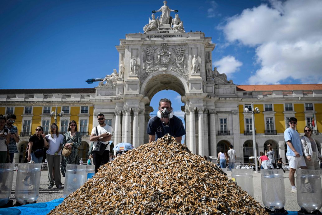 里斯本市中心堆满65万个烟头  谁干的？
