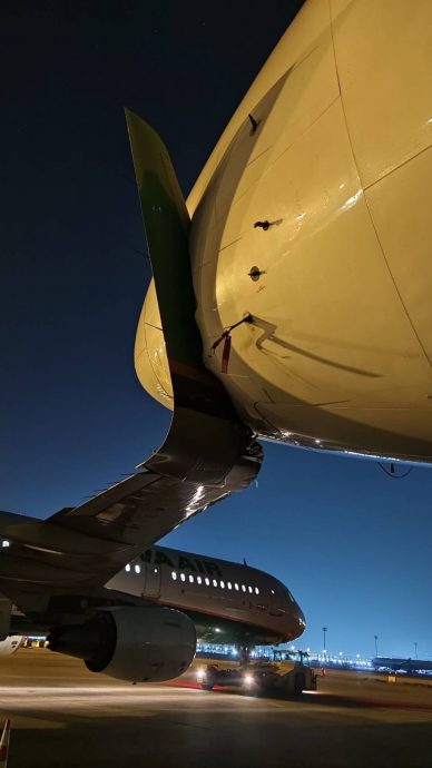 长荣「同门相残」 桃园机场空中巴士A321机翼撞穿波音777机鼻