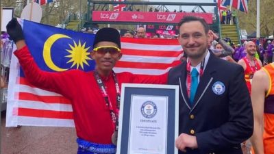 马拉松选手穿马来传统服装完成赛程  获颁布健力士世界纪录