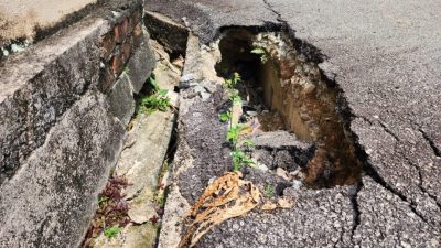 疑地下排水道疏于维护   路陷沟塌 路面现大洞