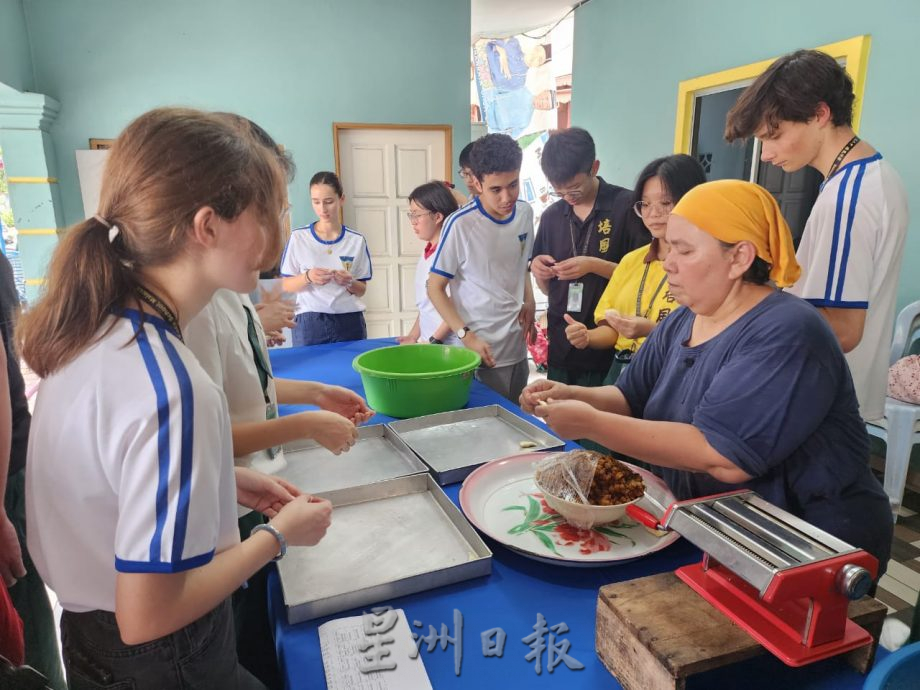 （古城第六版主文）18卢森堡交换生与培风生到甘榜摩登学做马来食物，卢森堡、中华及马来文化交汇