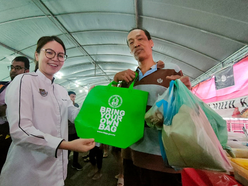 （大北马）市政厅斋戒月派环保袋 吁减少用塑料袋