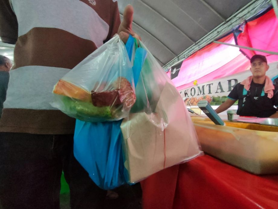 （大北马）市政厅斋戒月派环保袋 吁减少用塑料袋