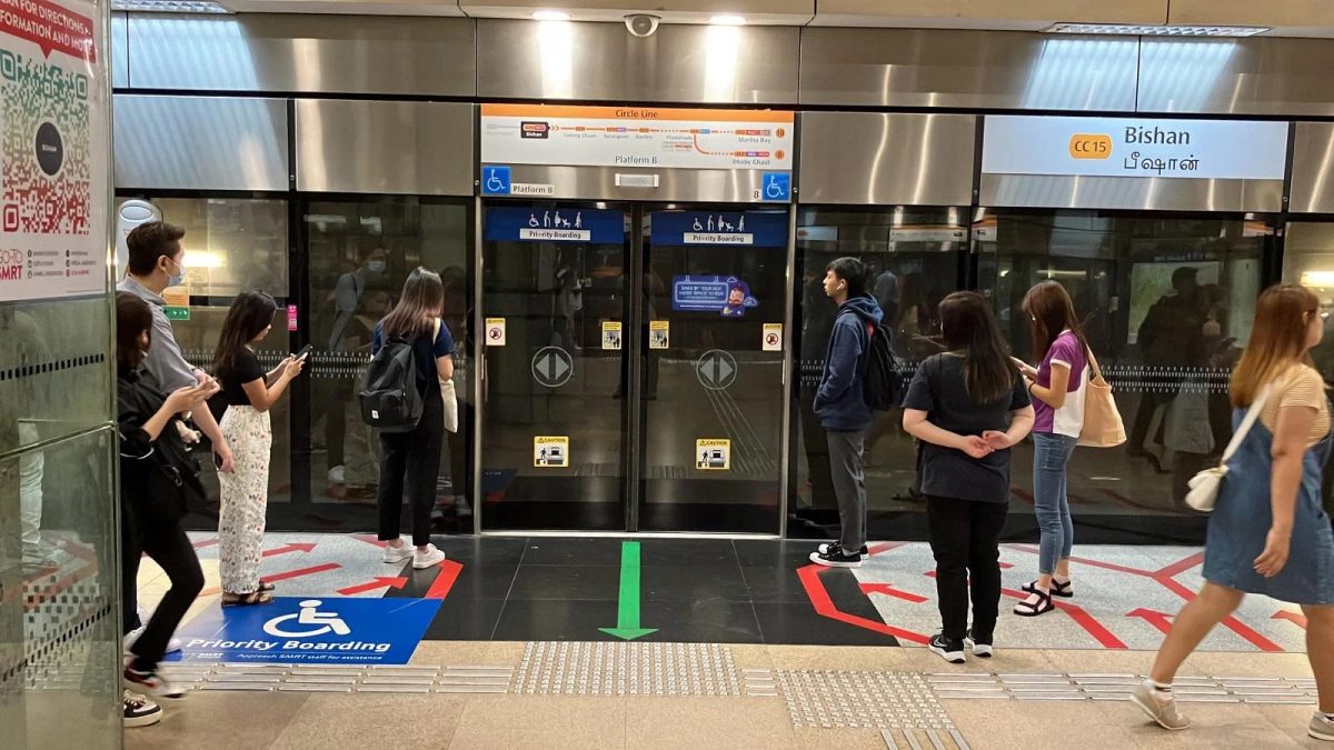（已签发）柔：狮城二三事：电动轮椅乘客为赶地铁 不慎撞裂月台玻璃门