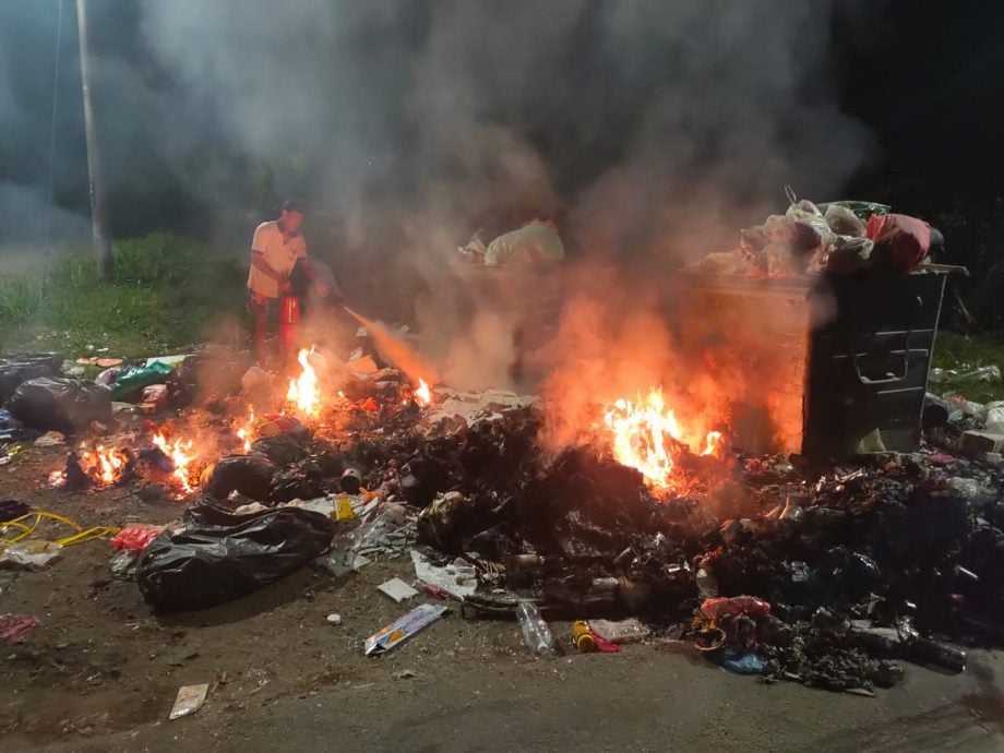 NS主文／榕吉路边垃圾堆四度著火，志愿消防队疲于奔命灭火